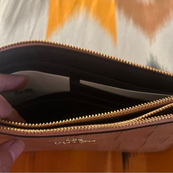 Coach beautiful & trendy clutch got from US - Picture 9 of 17